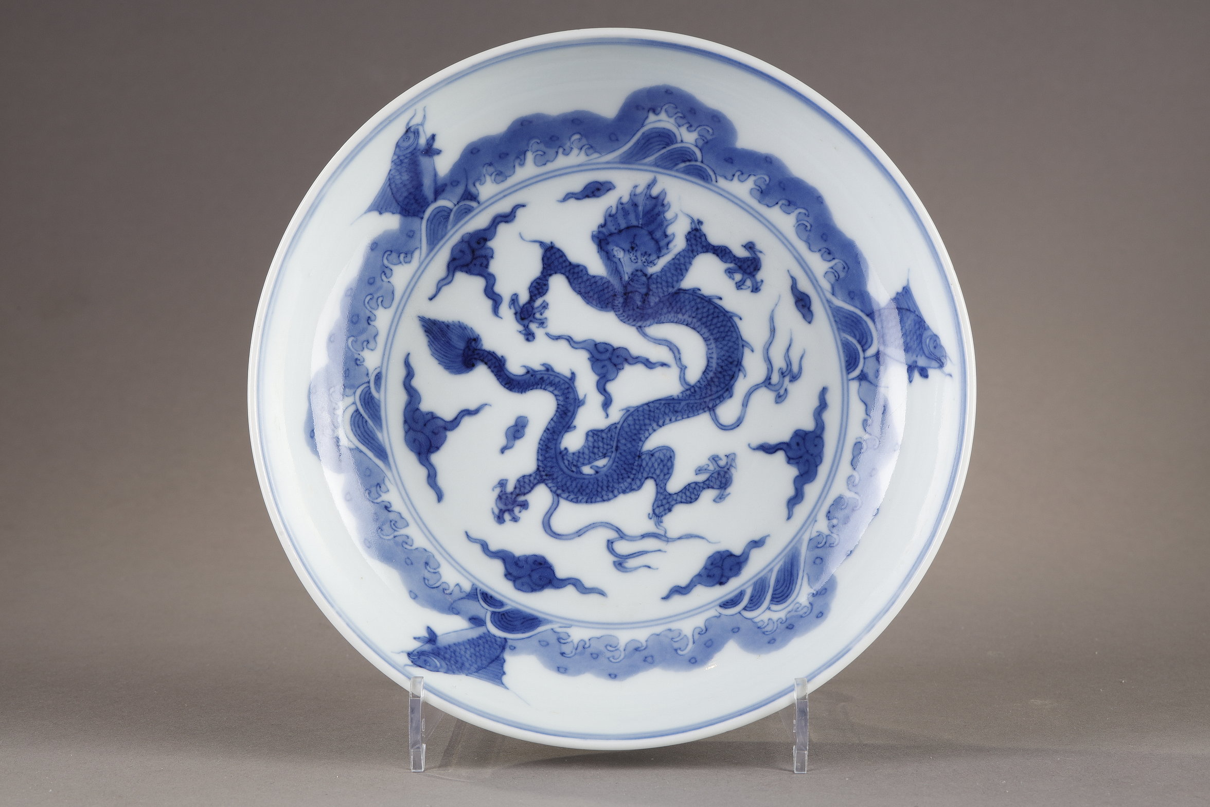 Small cup of white blue porcelain with decor of a dragon in the clouds and fish - China mark Chenghua Kangxi period 1662/1722